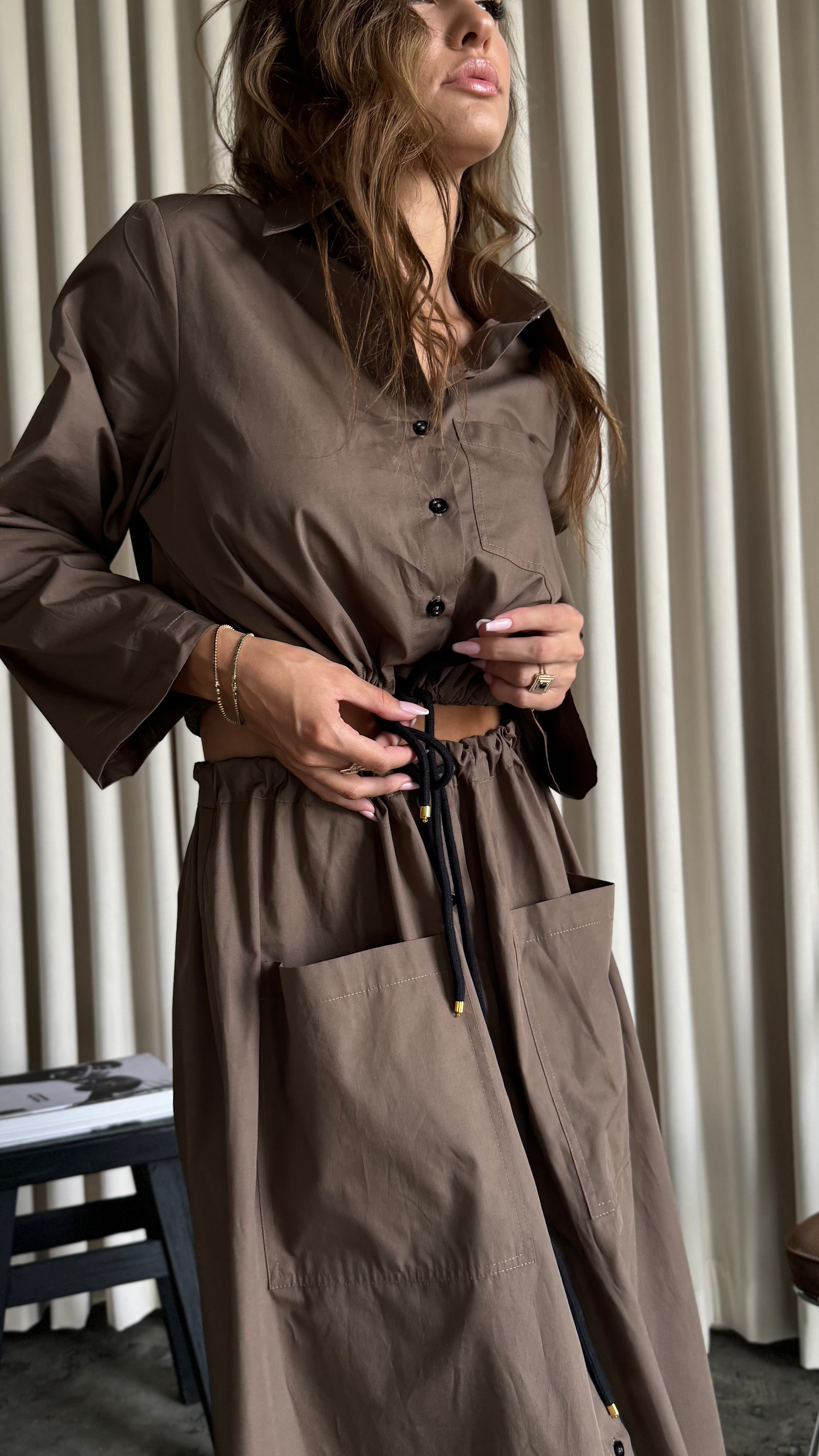 Brown-hued cargo set